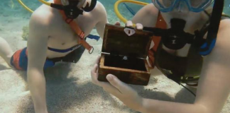 man-proposes-to-girlfriend-under-water-in-the-DR