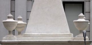 ALEXANDER-HAMILTON-TOMB-AT-TRINITY-CHURCH-NY-