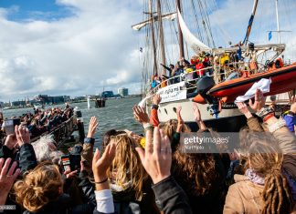 climate-activists-sail-for-chile