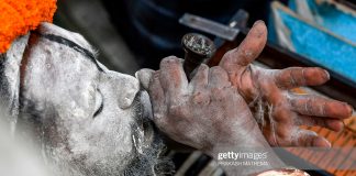 indian-sadhu-smokes-marijuana