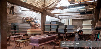 coffin-making-peru