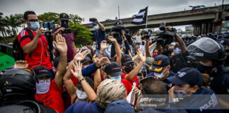 puerto-rico-demonstrators-against-american-tourists