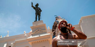 puerto-rico-statue-protest