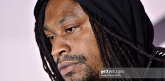 Marshawn-Lynch-gets-into-weed