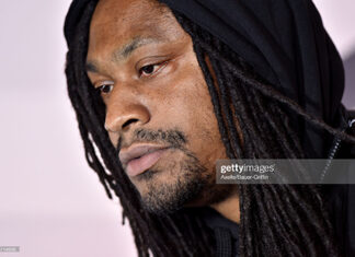 Marshawn-Lynch-gets-into-weed