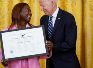 nurse-sandra-lindsay-receives-award-from-biden