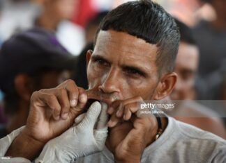 immigrants-sew-their-mouths-in-mexico