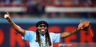 chris-gayle-blue-jays-pitch