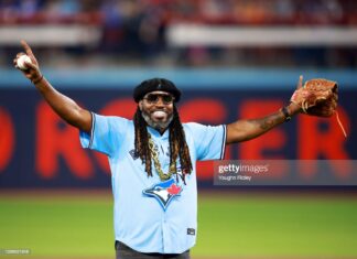 chris-gayle-blue-jays-pitch