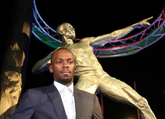 usain-bolt-with-jamaica-statue