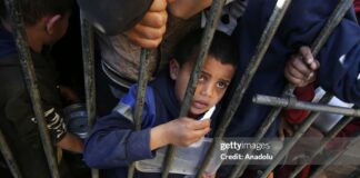 gaza-children-line-up-for-food