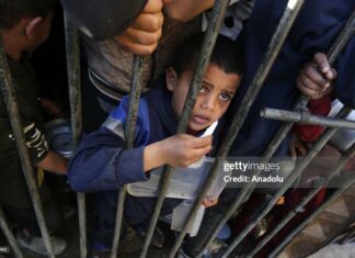 gaza-children-line-up-for-food