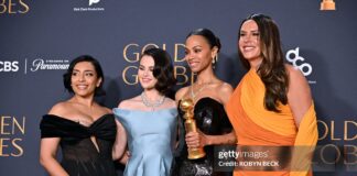 zoe-saldana-with-her-cast-mates-at-the-golden-globes