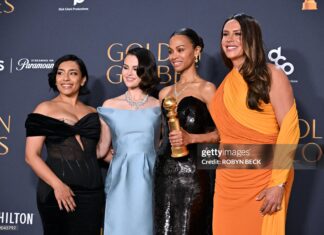 zoe-saldana-with-her-cast-mates-at-the-golden-globes