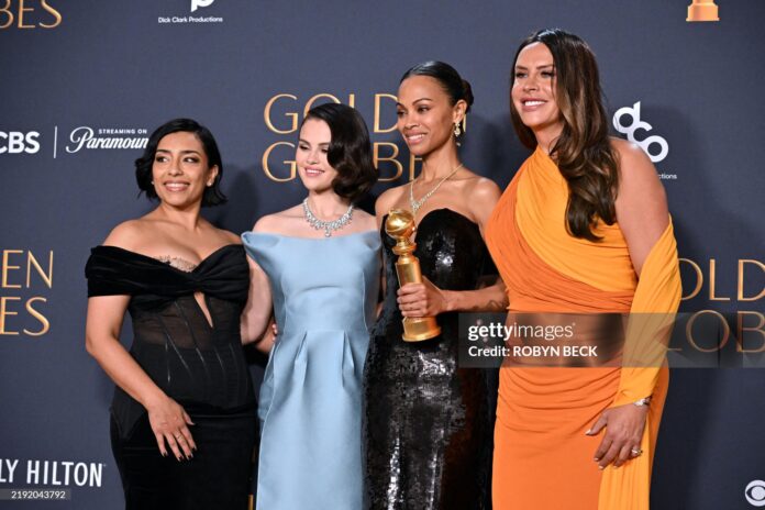 zoe-saldana-with-her-cast-mates-at-the-golden-globes